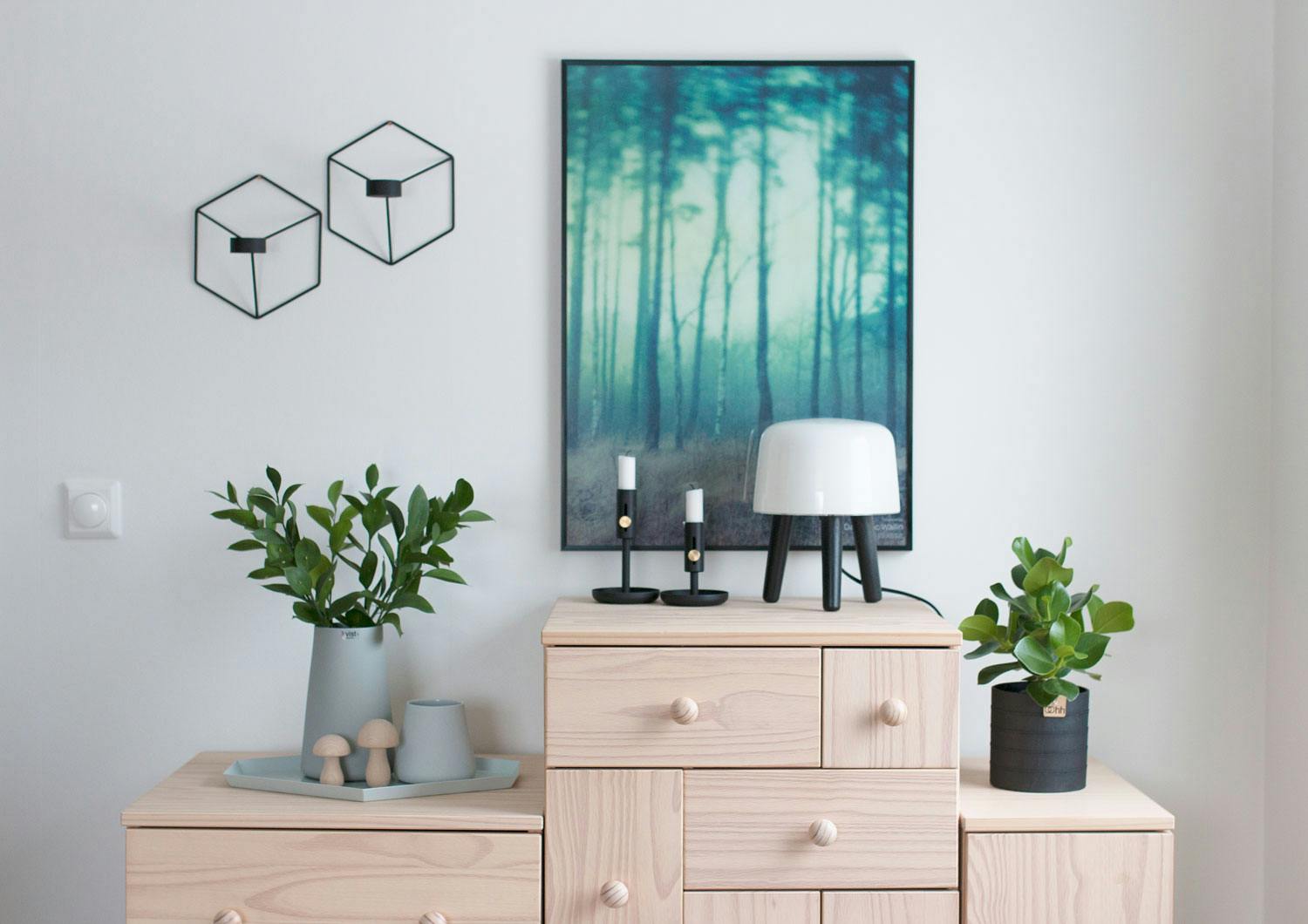 Stilig stylet kommode Kommode fra Ikea, Milk Lamp fra &Tradition